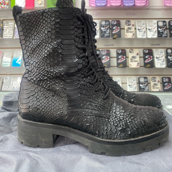 Boots - Picture 2 of 7